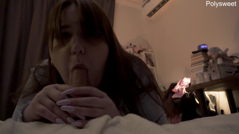 Polly Sweet: Chiar și un penis de cauciuc după o neglijență ejaculează în gura...