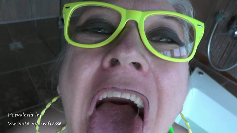 Hotvaleria: Zorra caliente con semen