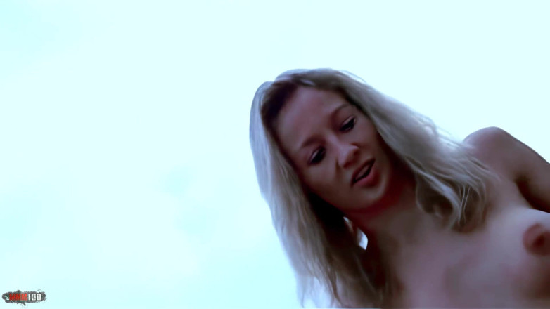 MMM100 Solo: Lady-margaux: Lady Margaux berbogel dan menari di pantai