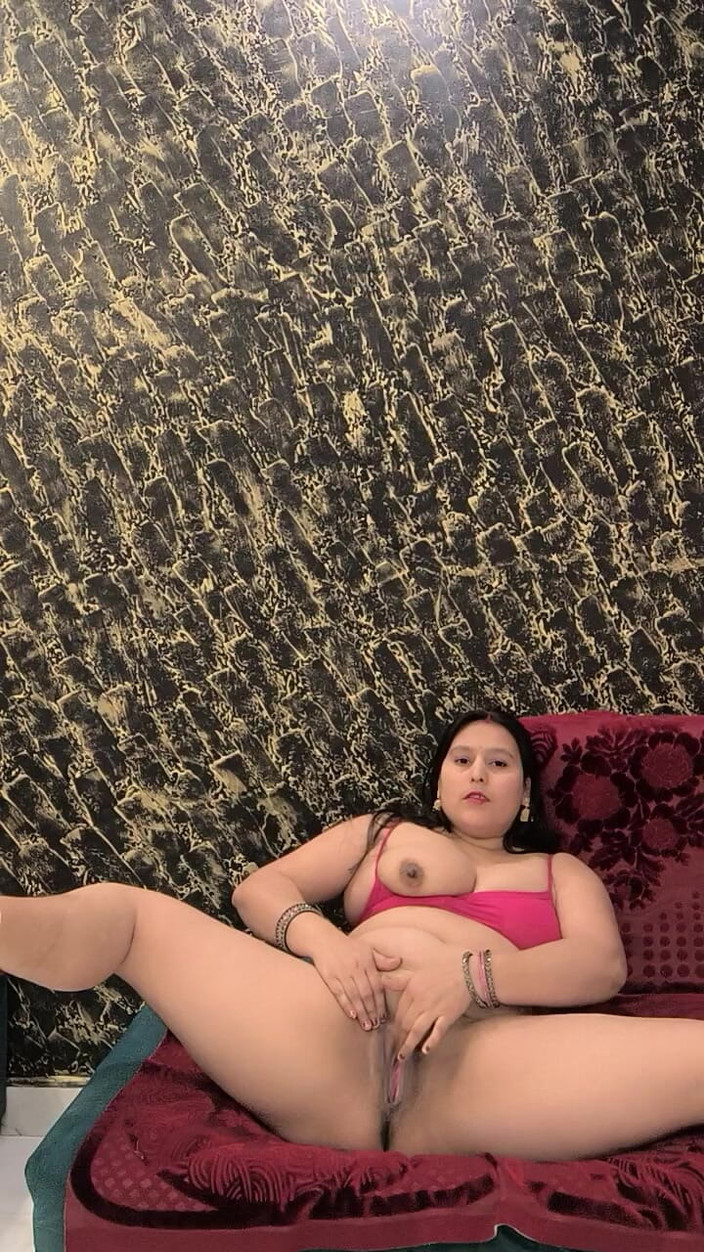 Puja555: Пуджа бхабхи трахает пальцами розовую киску