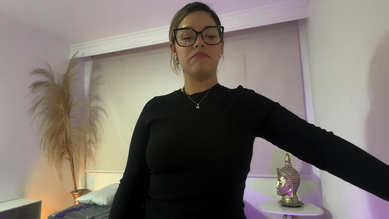 FelipeSkullX: Mama mea vitregă strânge toată sperma din pula mea, astfel încât...