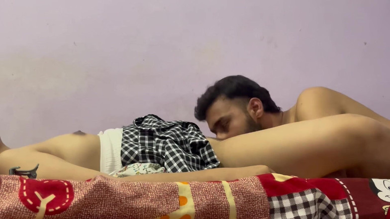 Rishi: Uffffff Kha Jao alsjeblieft, Bhaiyaa Mja Aagya Zeeb Puri Anadr...