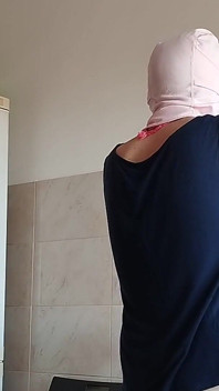 Pepek si rambut coklat berbulu, tetek besar, wanita berbulu sensual di dapur.