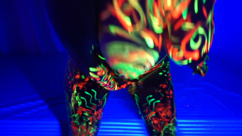 Cipriani: Amelie gets neon paint on her body