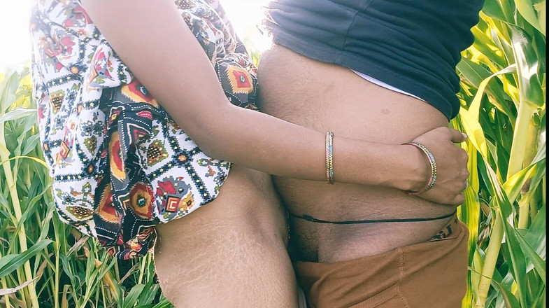 Telugubabhi: Indické desi sexy páry šukají na venkovním sexu v čase zemědělství