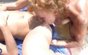 Mature NL: 欲火中烧的成熟堤坝和金发少女在游泳池附近舔舐
