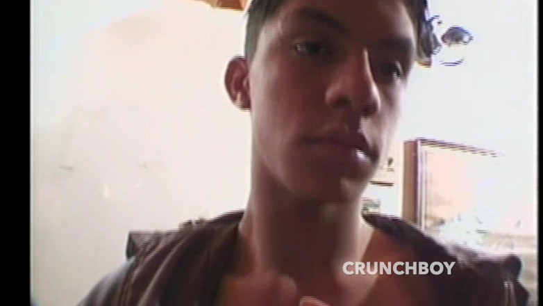 First bisex experience with friend: Se acuesta con su colega heterosexual