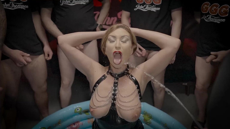 CASTING GIRLS want to FUCK: Сексуальна пума з великими цицьками в спермі та сеча в рот, ggg Джон Томпсон