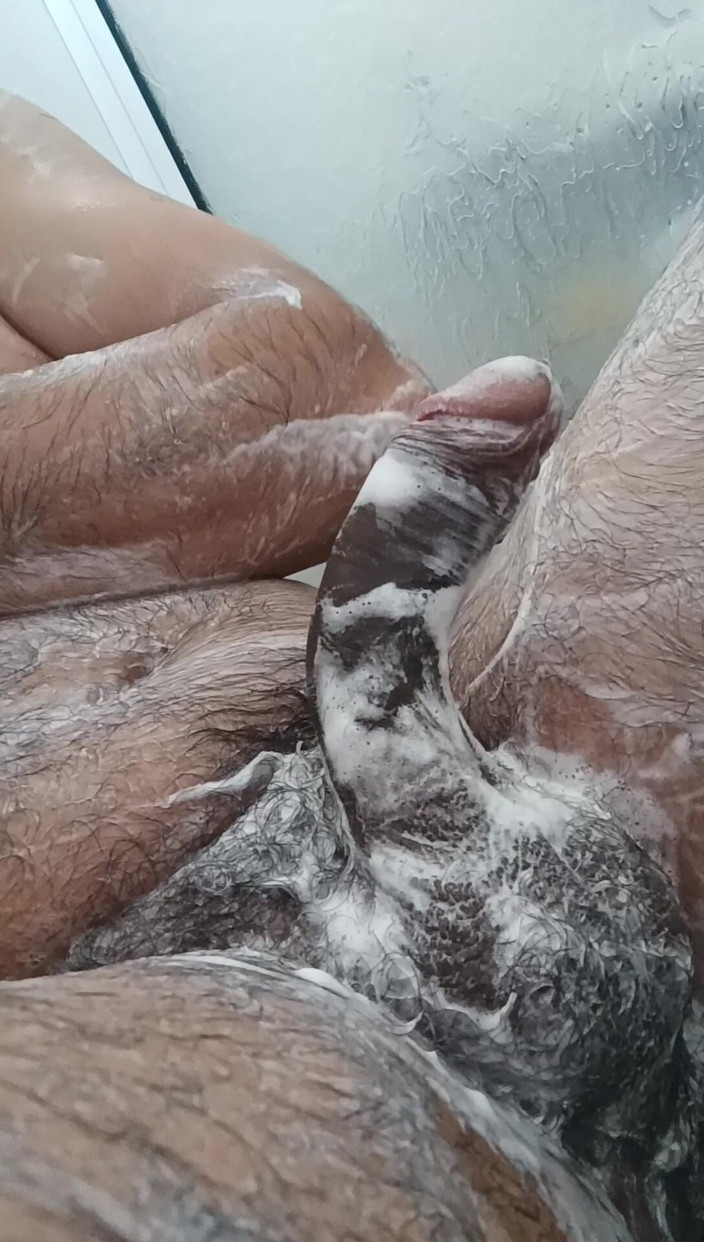 Tommhot: 我沉迷于手淫，最终在浴室里射精。