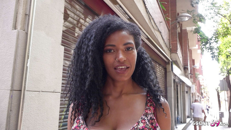 German Scout: Exploradora alemana - delgada pero grande tetas naturales latina de ébano Tina...