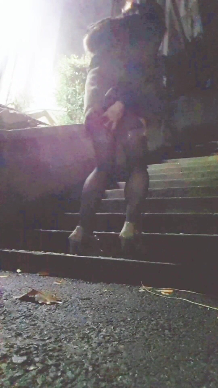 Harinni: खुले नीचे स्टॉकिंग पहनी कॉलेज कुतिया वाइब कंट्रोलर के साथ उसकी जांघ पर टेप लगाती है, धड़कता कॉलेज चलता है और खुद को टॉर्च करता है