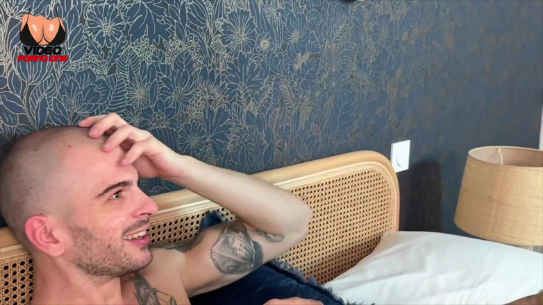 Video Porno One: Si rambut coklat liar yang cantik datang untuk menelan dos...