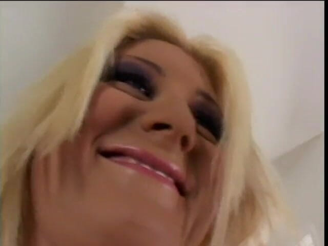 Butt Paradise: Gagica blondă obraznică are parte de cremă în cur după o...