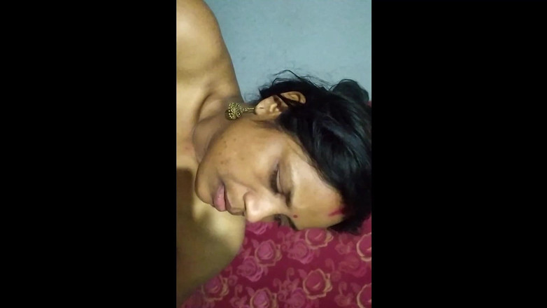 Popmini: Desi Mumbai Rashmi zuigend en op zijn hondjes met haar...