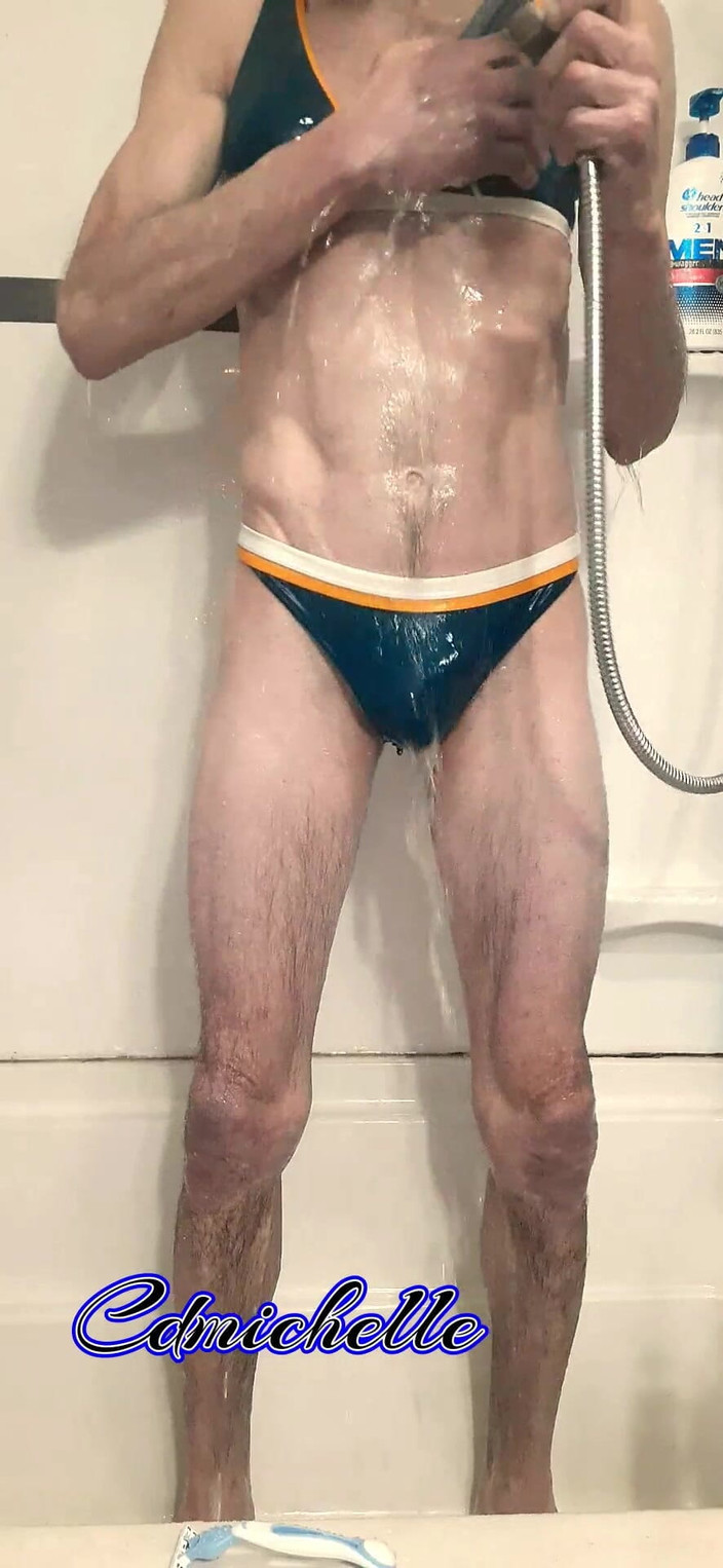 Crossdressers Cd Michelle wearing sexy lingerie: 파란색 투피스 수영복을 입은 크로스드레서 Cdmichell