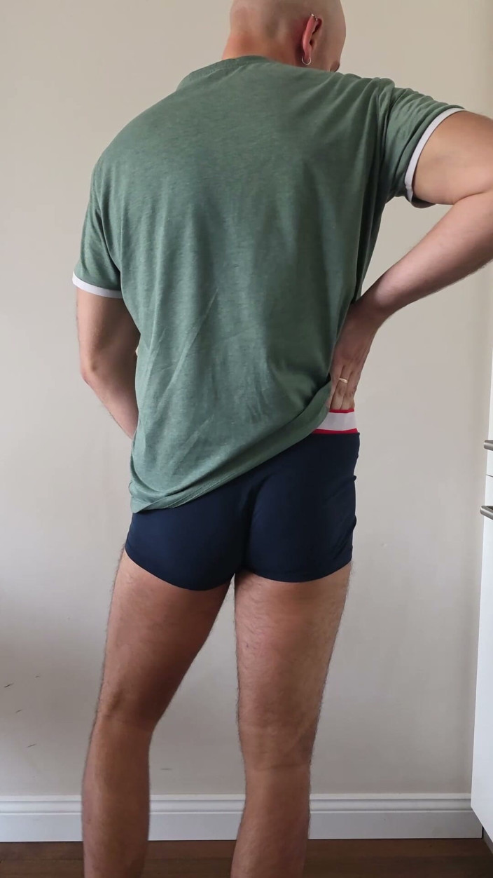 ShyCummerBoy: Snelle striptease en klaarkomen