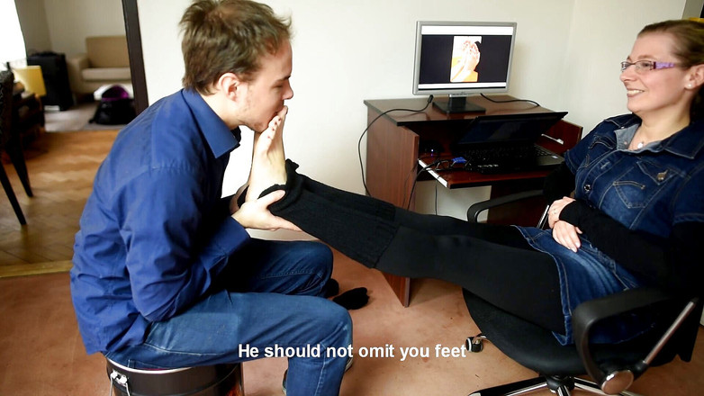 Czech Soles - foot fetish content: Impiegato con i piedi sexy che viene ispezionata