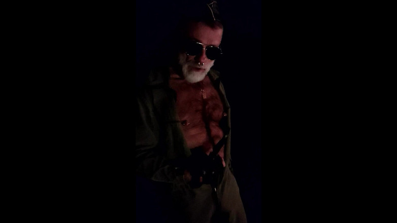 MusclesCigarsFFPig: Táta, který si hraje s bradavkami a kouří dýmku v...