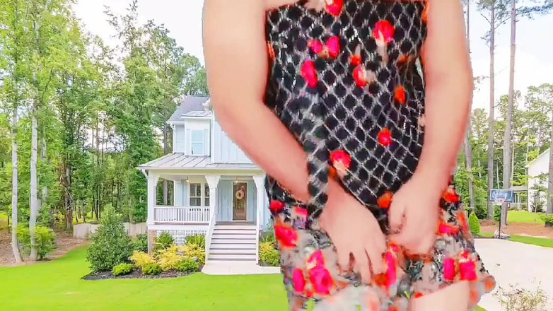 Kitty_Cross: 遊び心のあるトランス女性がかわいい夏のドレスを試着する