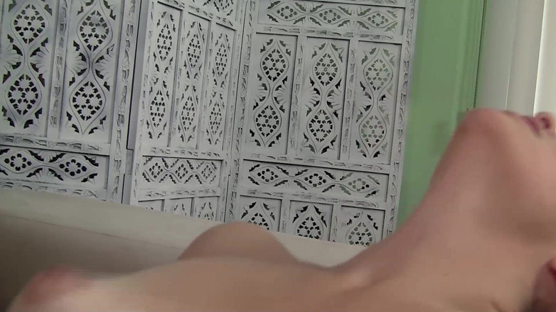 SEXUAL SIN: Mieux avec les papas, scène - une brune à forte poitrine adore...