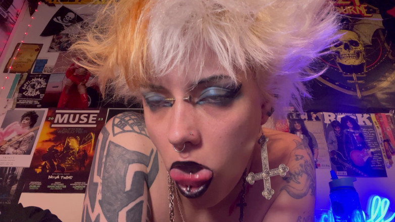 Glitterqueen1999: जाहिल Nostril फ्लेयरिंग, डिल्डो रगड़ना, लिपस्टिक में लार निकालना