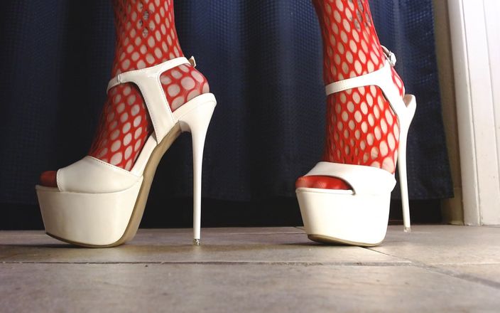 Abby Anna: Sexy stachelige weiße high heels, rote netzstrümpfe