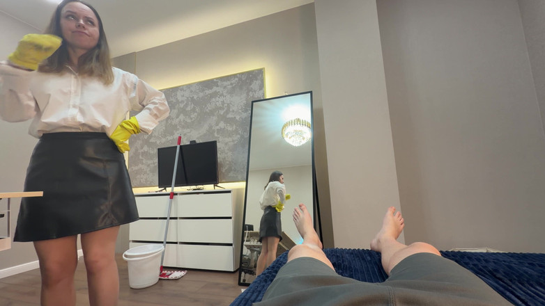 Russian Mommy: JOIs Frau mit gelben Reinigungshandschuhen