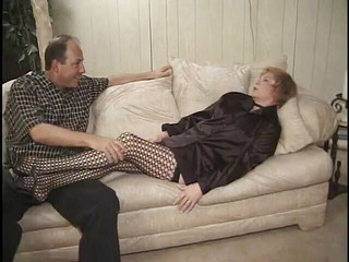 Meet my Pussy: Olgun oturma odasında ayakla muamele çekiyor