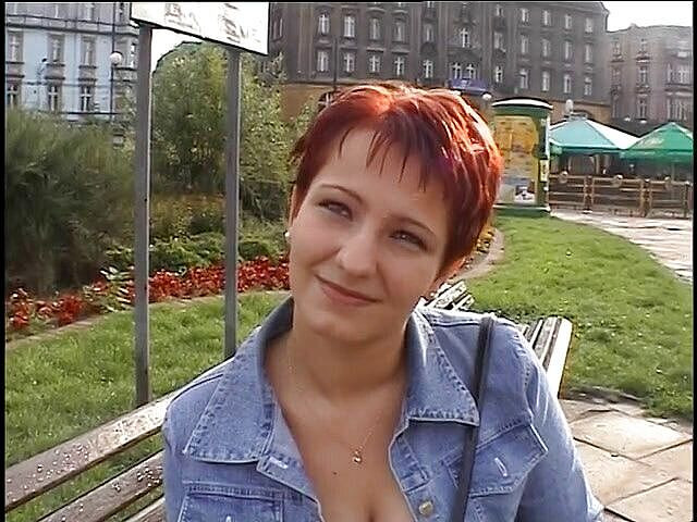 Lucky Cooch: La milf rossa si masturba e viene sbattuta da dietro