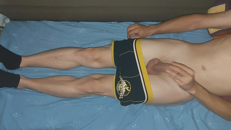 The college boy: Cowok bertubuh boxer ngocok kontol besar cowok ini sampai crot