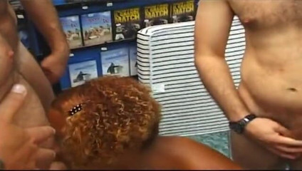 Africans Orgasm: Dua gangbang MILF amatur dikongkek di kedai video
