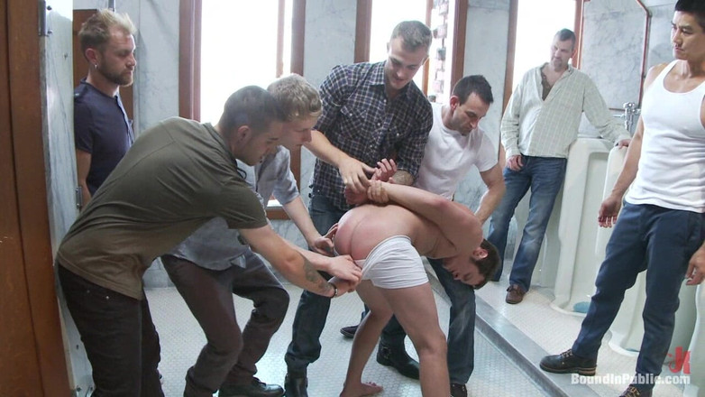 Bound in public: Deux garçons se font utiliser dans les toilettes publiques