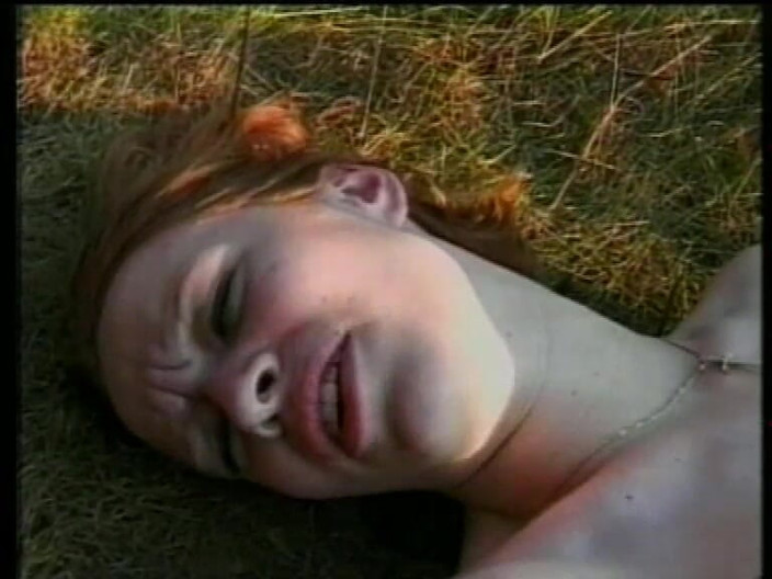 Vintage megastore: Junge retro-rothaarige schlampe mit dicken titten masturbiert mit einem dildo...