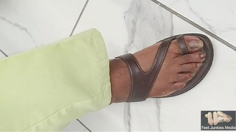Foot Patrol: I piedi puzzolenti dell'infermiera jasmine doe dopo il lavoro e...