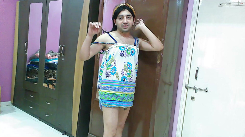 Cute & Nude Crossdresser: Ateşli kadın kılıklı travesti kadın plaj elbisesi ve saç bandı...