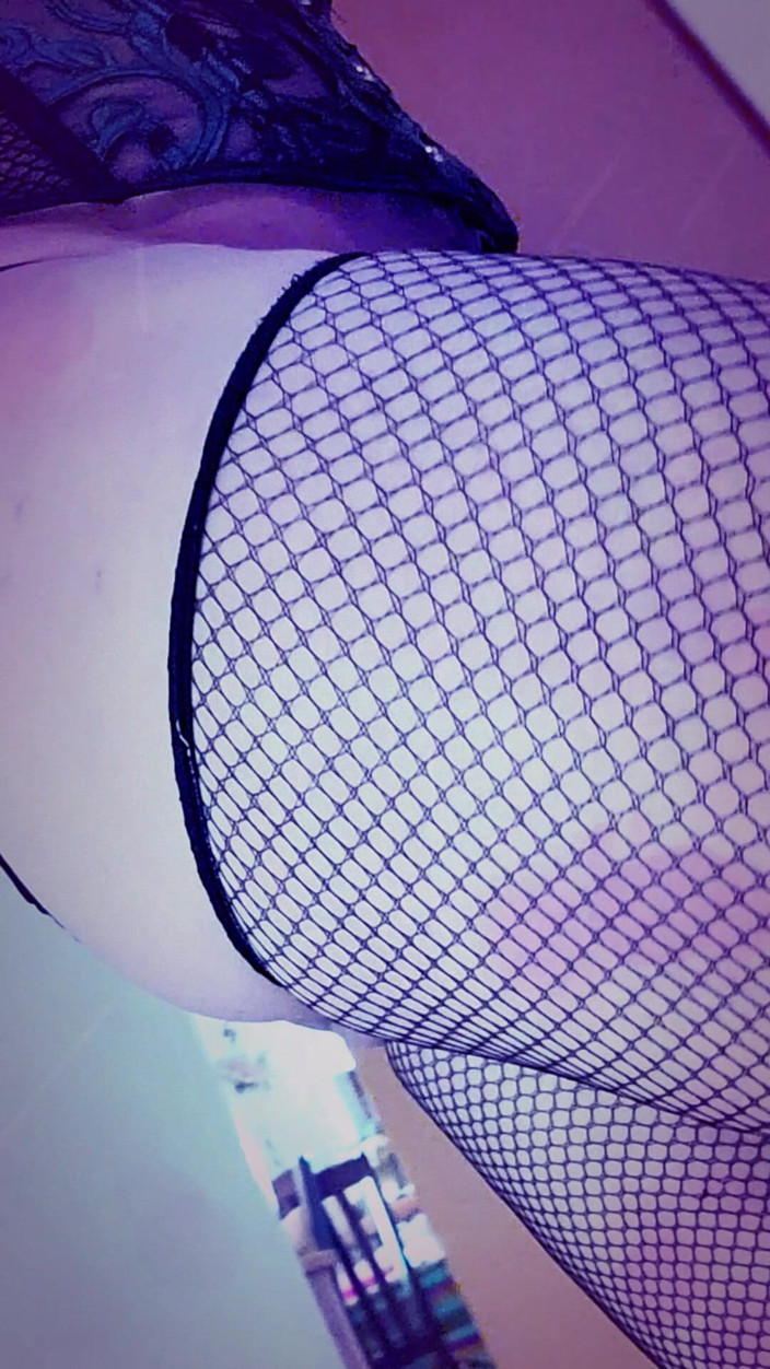 kandiKane: Seksi Brezilyalı kadın kılıklı transeksüel sıkı küçük götünü pompalıyor pmv