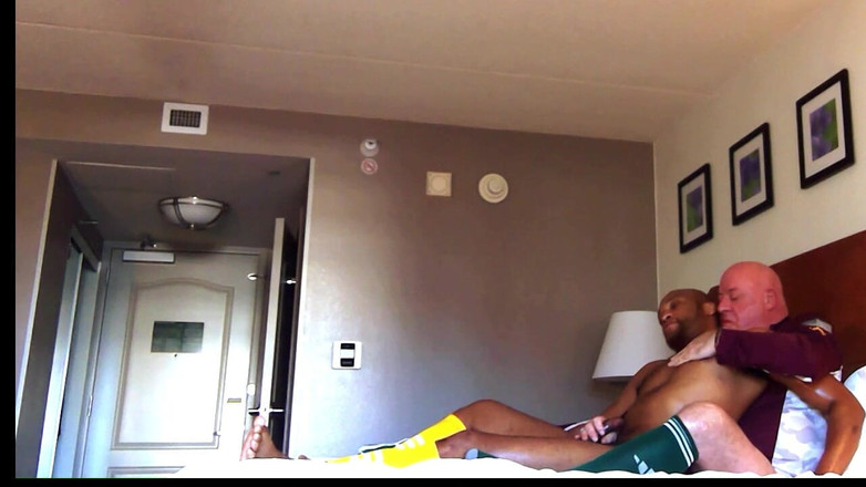 Kennie Jai: Kennie Jai é massageada do treinador