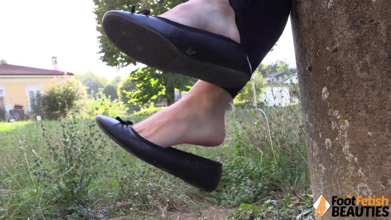 Foot Fetish HD: 性感女郎dollyc在一个石头井上炫耀她的脚