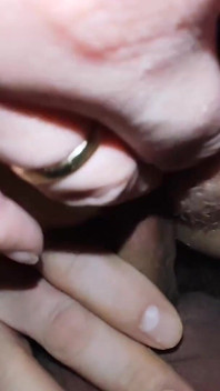 Kom klaar op haar gelikte lippen en tong