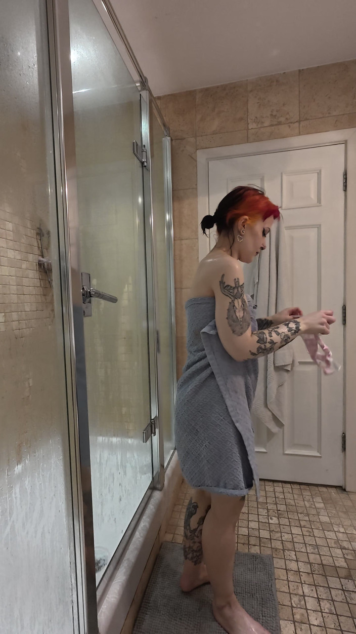 Bigtiddygoth: La douche de ta déesse - aucun toucher n’est permis