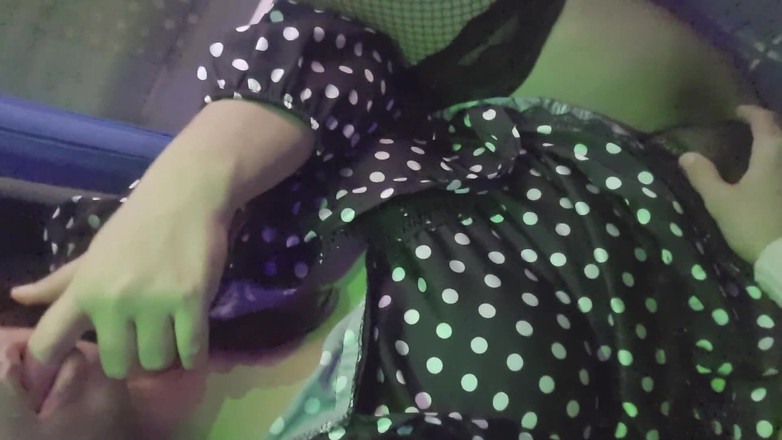 ExpressiaGirl: Ragazza arrapata in un autobus pubblico