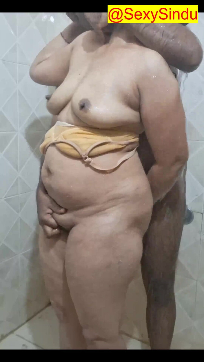 Sexy sindu: Pasangan mandi panas bercium