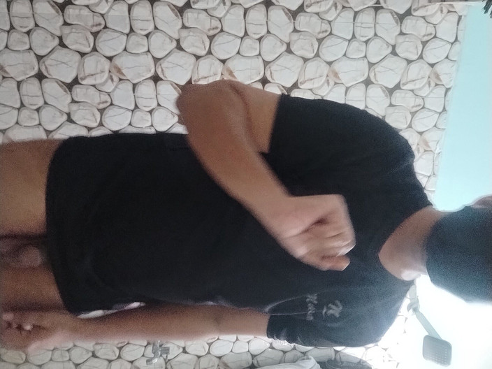 Ronit: Indyjski młody inteligentny chłopak kąpiący się w łazience, indyjski chłopiec bierze...