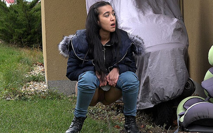 Puffy Network: Got2Pee द्वारा गैरेज द्वारा जहां लड़कियां पेशाब करने आती हैं