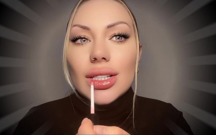 Goddess Misha Goldy: La tentación más dulce: desear el sabor de mis labios