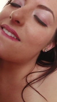 Subslet Nikki krijgt een mond vol sperma