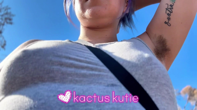 kactus kutie: Małe odbijające się poci się w szarej koszuli