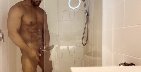 Guarro Studios: Masturbo il mio cazzo grasso davanti alla doccia