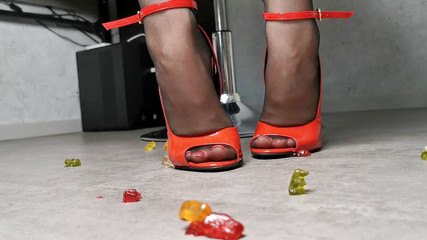 Goddess Lena: Розчавлення ведмедів гумки