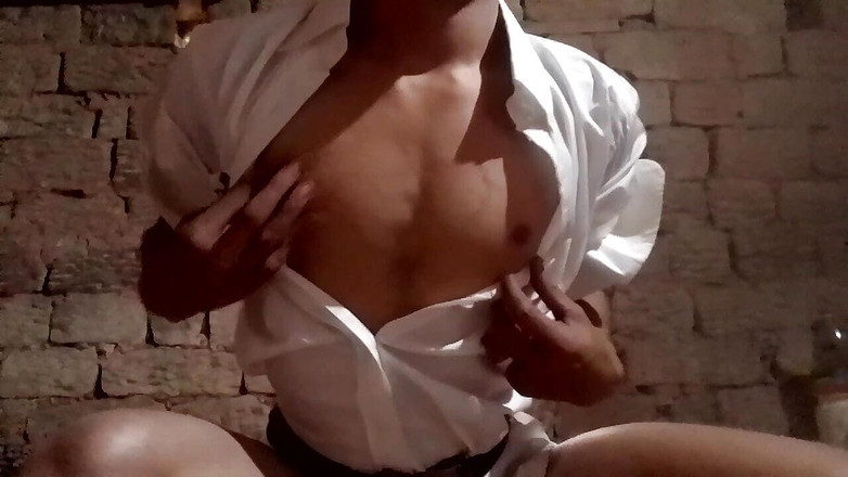 Gangbang straight: Tea boy kendi dilinde sari mastürbasyon yaparken mastürbasyon yaptığını görünce...